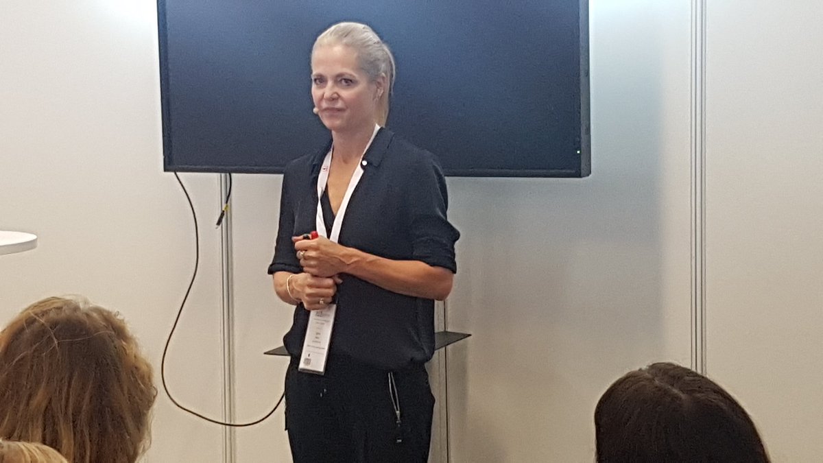 LauraHitti's tweet photo. "Wer fragt führt! Das ist totaler Quatsch! Es gibt auch so richtig, richtig dumme Fragen! Wer schlau fragt führt!" Live Training mit @sabinealtena auf der #herCAREER in #muenchen powered by @CosmopolitanDE https://t.co/vV39RAlJBD
