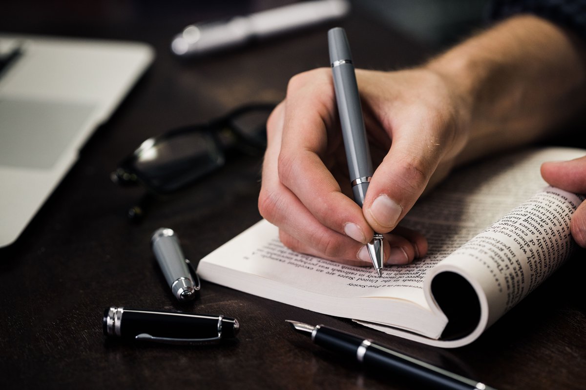 crosspens's tweet photo. For note takers, list makers and journal writers. Comfortable Bailey Light™ is your daily go-to. #crosspens #baileylight https://t.co/3uW7X5rTRD https://t.co/nOKY5YHq3F