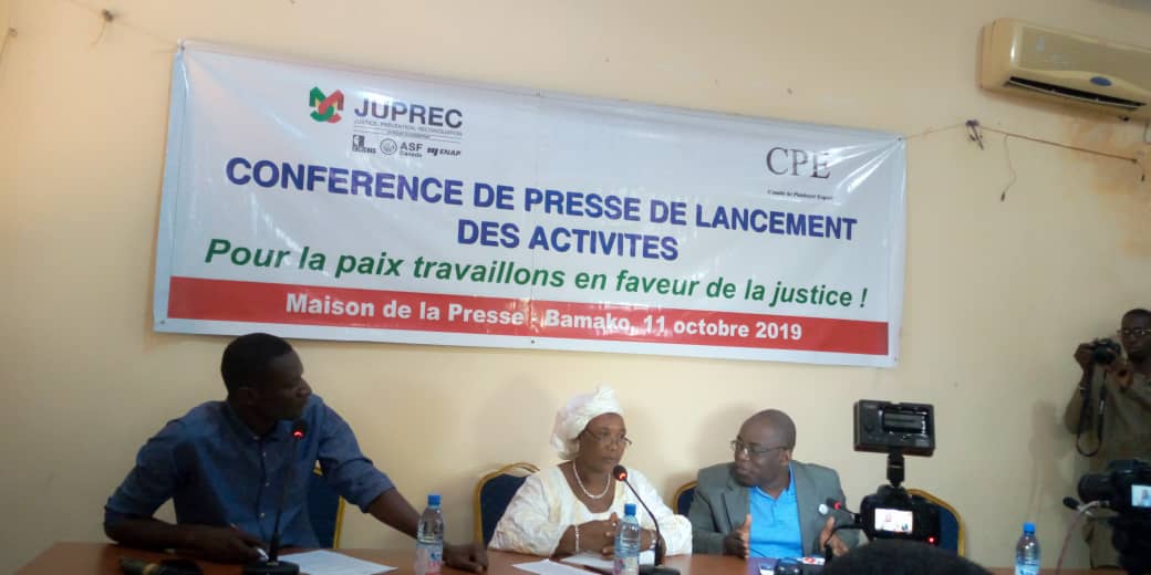 comite_au's tweet photo. Conférence de presse de lancement des activités du Comité de plaidoyer Espoir : pour la paix travaillons en faveur de la justice.
Sans justice,pas de paix ni réconciliation.
Engageons nous, pour une justice pour tous.
#Non_impunité 
#justice pour les victimes 
#JUPREC
# CVJR https://t.co/MKhwZBzwdf