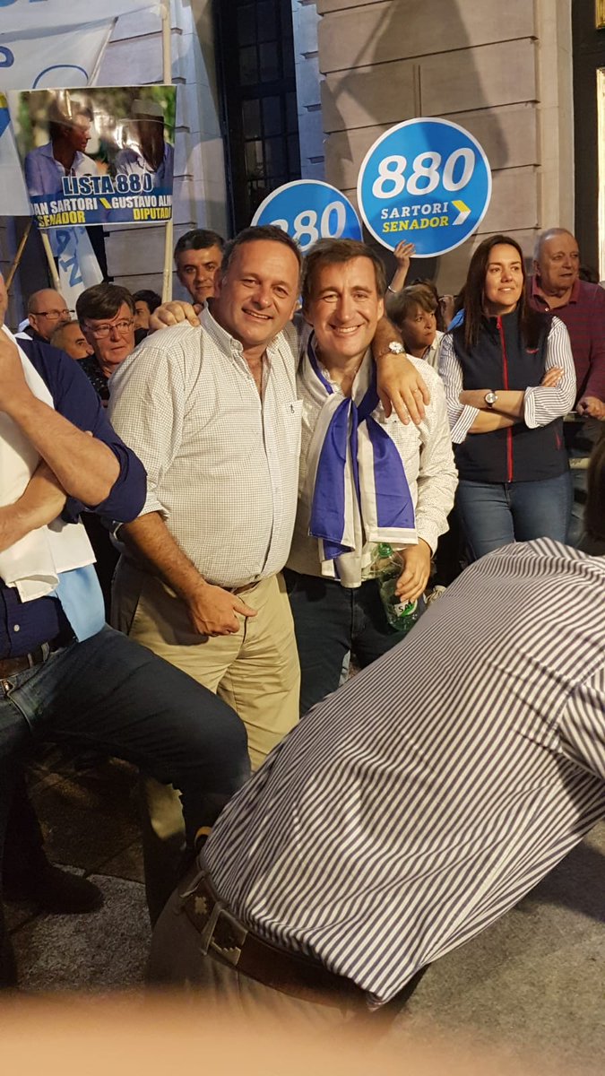 SobreroAndres's tweet photo. ✌ #LoquenosUne
Anoche el #PartidoNacional, cerró su campaña en #Colonia en apoyo a la candidatura de @LuisLacallePou y @beatrizargimon.
#LaListadeLuis👍 #Lista12404
#EsAhora, a redoblar el esfuerzo hacia el 27 de octubre.
 🇺🇾 #Uruguay Cambia 
#UruguayCambiaContigo https://t.co/VAz0dzZBwu