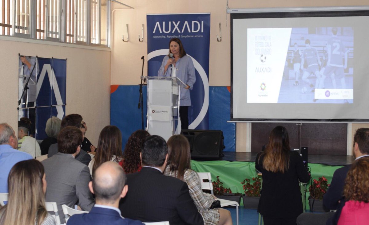 Auxadi's tweet photo. Entregamos trofeos y el cheque con los 40.100 euros recaudados a la @f_aprender través del IX #TorneoAuxadi. Gracias a todos por haberlo hecho posible y por acompañarnos hoy.
#RSC #dislexia #ColegioBrotMadrid #crowdfunding https://t.co/h3ivezWhH8