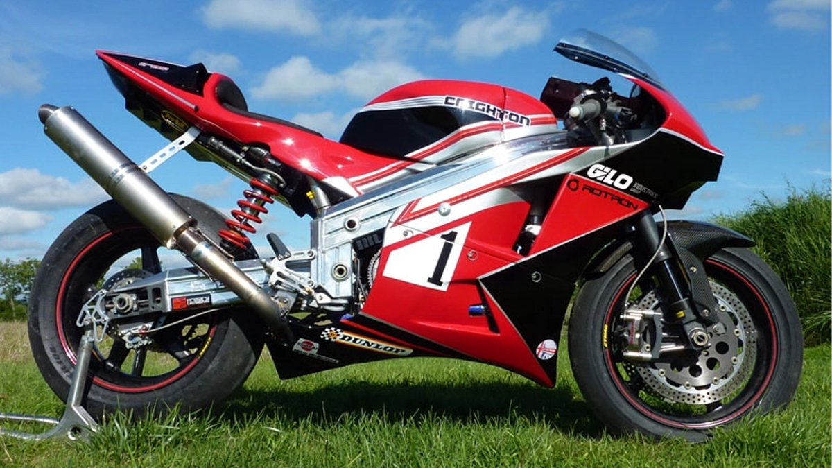 RidinGraphics's tweet image. I recall @Jimwhit69 riding the Crighton at Mallory Park in 2013, sounded awesome trackside! #crighton #Rotary #mallorypark