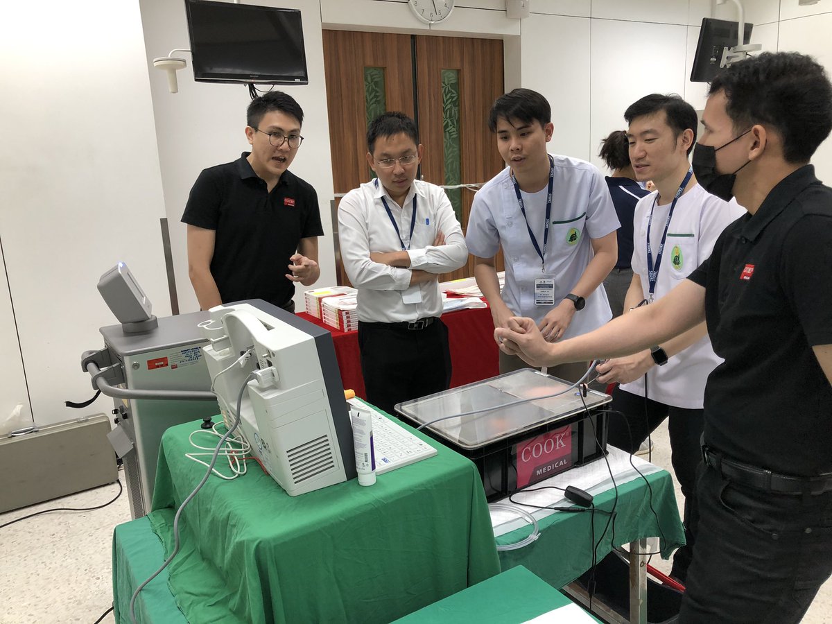 ali_apacuro's tweet photo. There is always something new to learn in a training course for us as well :)
#MedEd #ESTs2 #endourology #urology #training #education https://t.co/WijT0dKjvS
