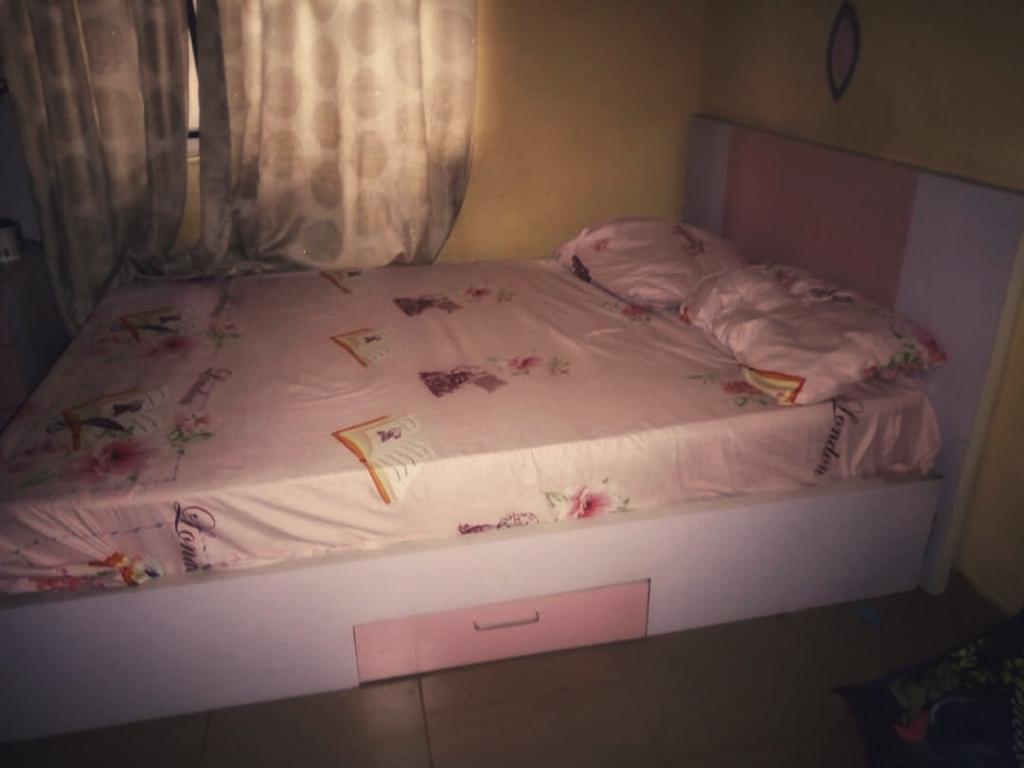 UgwunnaEjikem's tweet photo. Hi guys, someone wants to sell a dresser, wardrobe and bed in Ibadan...if you need any or all of them, kindly hmu.

Please RT. https://t.co/BGbqQLyQtA