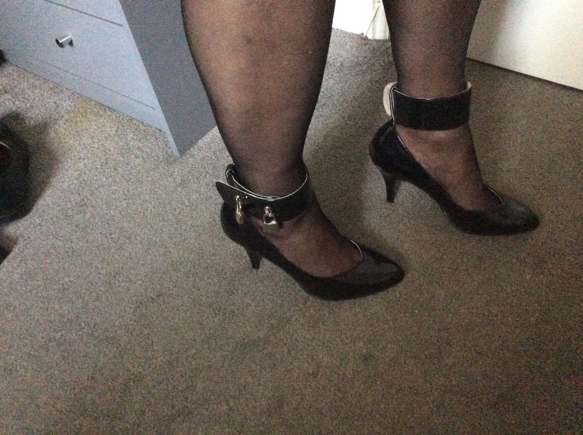 Jo69Oldskool's tweet photo. #worshipme #FOOTWORSHİP #becauseiamworthit  just a little something for you but worshippers https://t.co/yXrkqxLpRE
