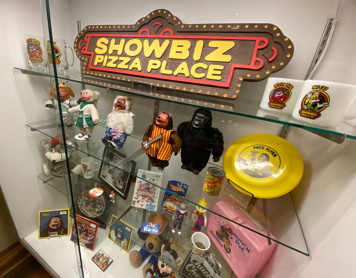 This is it—don't miss your last chance to visit us during our FINAL WEEKEND at the <a href="/RCshops/">Roosevelt Collection</a> 🍕  uspizzamuseum.com/2019/10/11/fin…