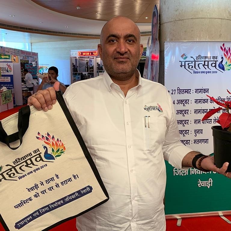 dprorewari23's tweet photo. 21 अक्टूबर याद है ना?

उपायुक्त एवं जिला निर्वाचन अधिकारी यशेन्द्र सिंह चंडीगढ़ में चुनाव आयोग की प्रदर्शनी में हरियाणा का महोत्सव Logo के साथ https://t.co/h25UfaoLll
