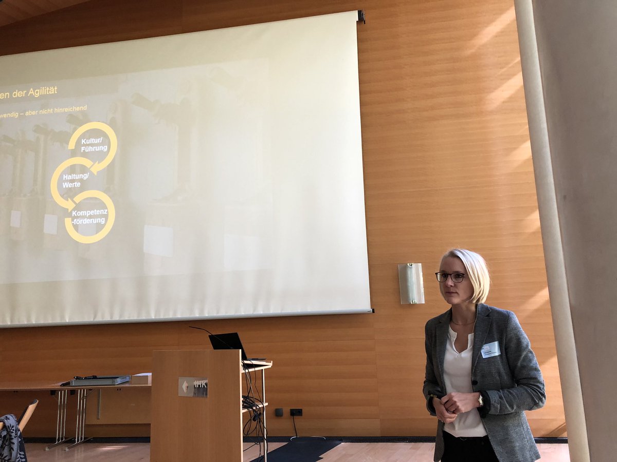 Agilität im Unternehmen braucht nicht nur die Veränderung von Prozessen und Struktur, sondern vor allem Kultur/Führung, Haltung/Werte und Kompetenzförderung. Anja Schmitz/FH Pforzheim beim #MBF Herbstforum. <a href="/esther_heinz/">Esther Heinz</a>