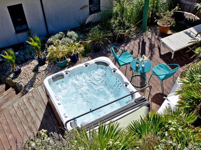 Luxury eco-friendly holiday home with private hot tub in Devon, sleeps 8 with dogs welcome...
bit.ly/2p8FgfU