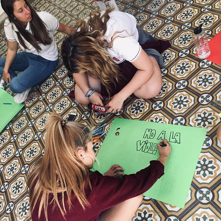 listaazul722's tweet photo. Esta semana se llevó a cabo el tema VIOLENCIA.
Comenzamos el proyecto haciendo interpretaciones de distintos tipos de violencia con los chicxs de 5to y sus ahijadxs.
Se realizaron carteles y se logró una hermosa experiencia 💙
#CentroDeEstudiantes2019 https://t.co/BdaHGRLM8P