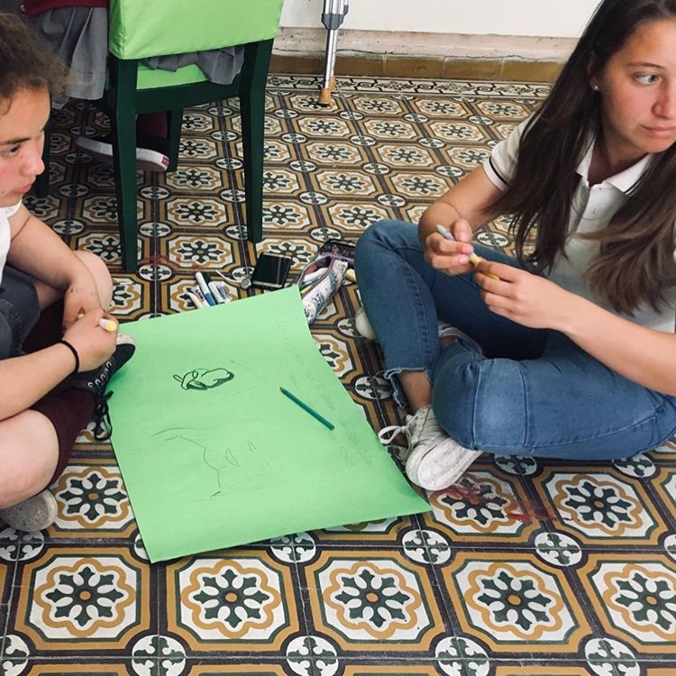 listaazul722's tweet photo. Esta semana se llevó a cabo el tema VIOLENCIA.
Comenzamos el proyecto haciendo interpretaciones de distintos tipos de violencia con los chicxs de 5to y sus ahijadxs.
Se realizaron carteles y se logró una hermosa experiencia 💙
#CentroDeEstudiantes2019 https://t.co/BdaHGRLM8P