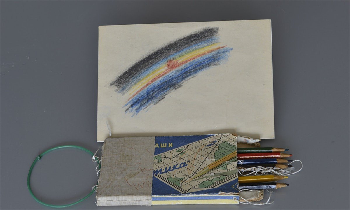 ASANspace's tweet photo. RIP to Alexei Leonov, the first person to perform a spacewalk and the first artist in space. 

Here's the story behind the first artwork produced in orbit:

https://t.co/lAZr1cWcxV https://t.co/nd8RfnQaJW