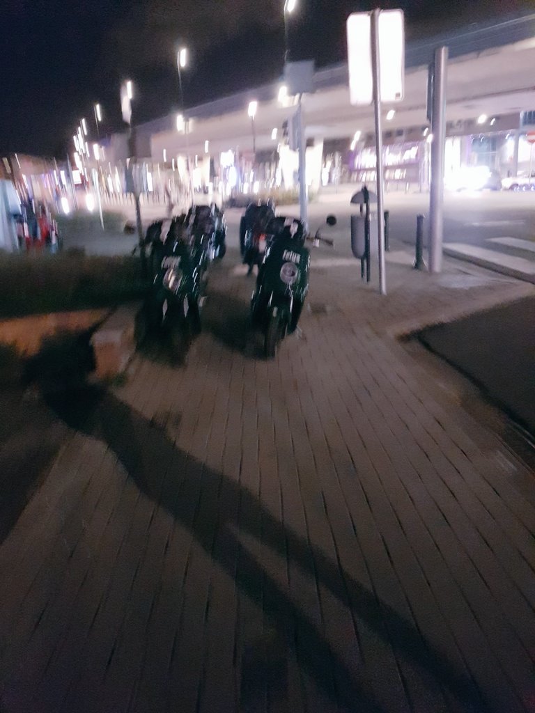 BColiflower's tweet image. This morning was really crowded at Herrmann-Debroux... @ridefelyx you should really find a strategy to prevent this. Think about #a11y in #Brussels