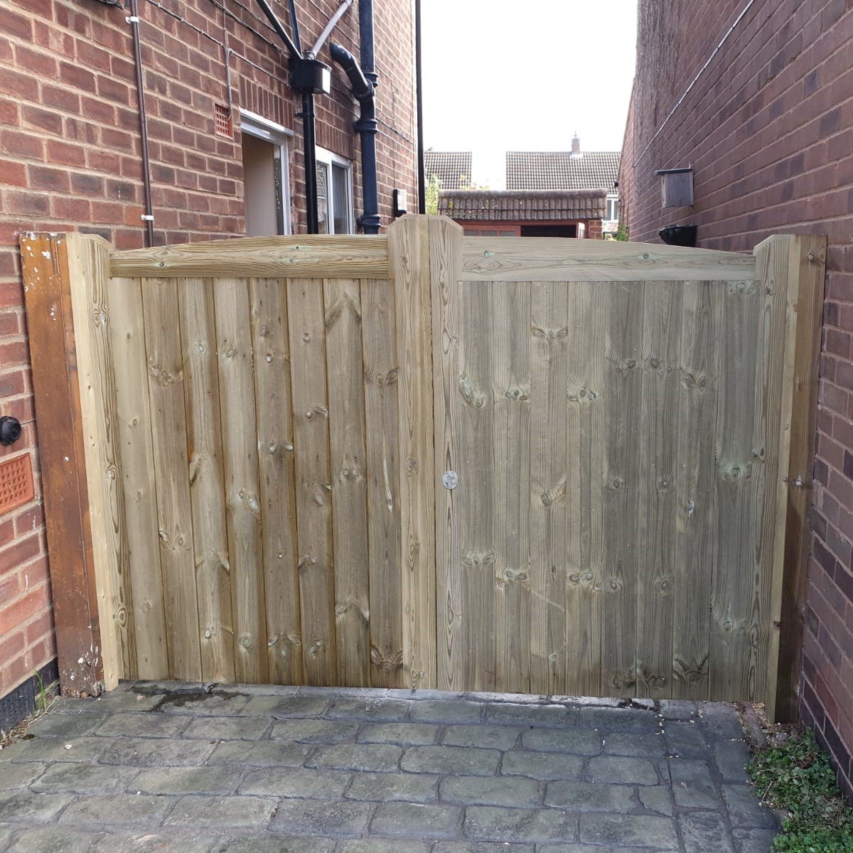 Rothley_Bespoke's tweet photo. Gorgeous garden gates Bespoke to your building! For your free no obligation quote call us today on 01509 649142 https://t.co/kIbBm5Up5U
