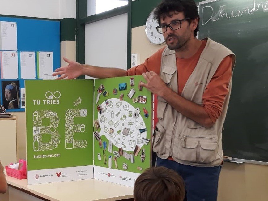 vic_mediambient's tweet photo. 📷Avui els informadors ambientals han visitat alumnes de 3r de l’Andersen amb el taller “Tu Tries” sobre la recollida selectiva♻️S’estrena el recurs amb èxit generant curiositat, interès entre escolars tot creant espais de reflexió entorn el món de les deixalles #TuTriesVic https://t.co/OS3vjkxYHm