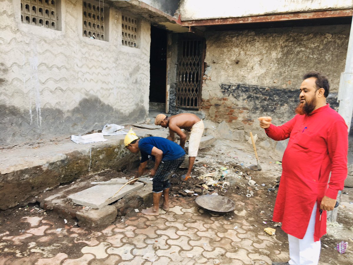 BawaMiya's tweet photo. Antophill kalpak state ward no. 179 yaha par bhoat Sarah raste par garbage padha tha yaha Keh log Nai  Sayyed shabbir bawa miya Ko bola Ki yaha bhot garbage  padha wah hain tho Sayed Shabbir bawa miya Nai 1 truck bhula kar shaf  karwaye apney paise sai https://t.co/VPoM4YUrSY
