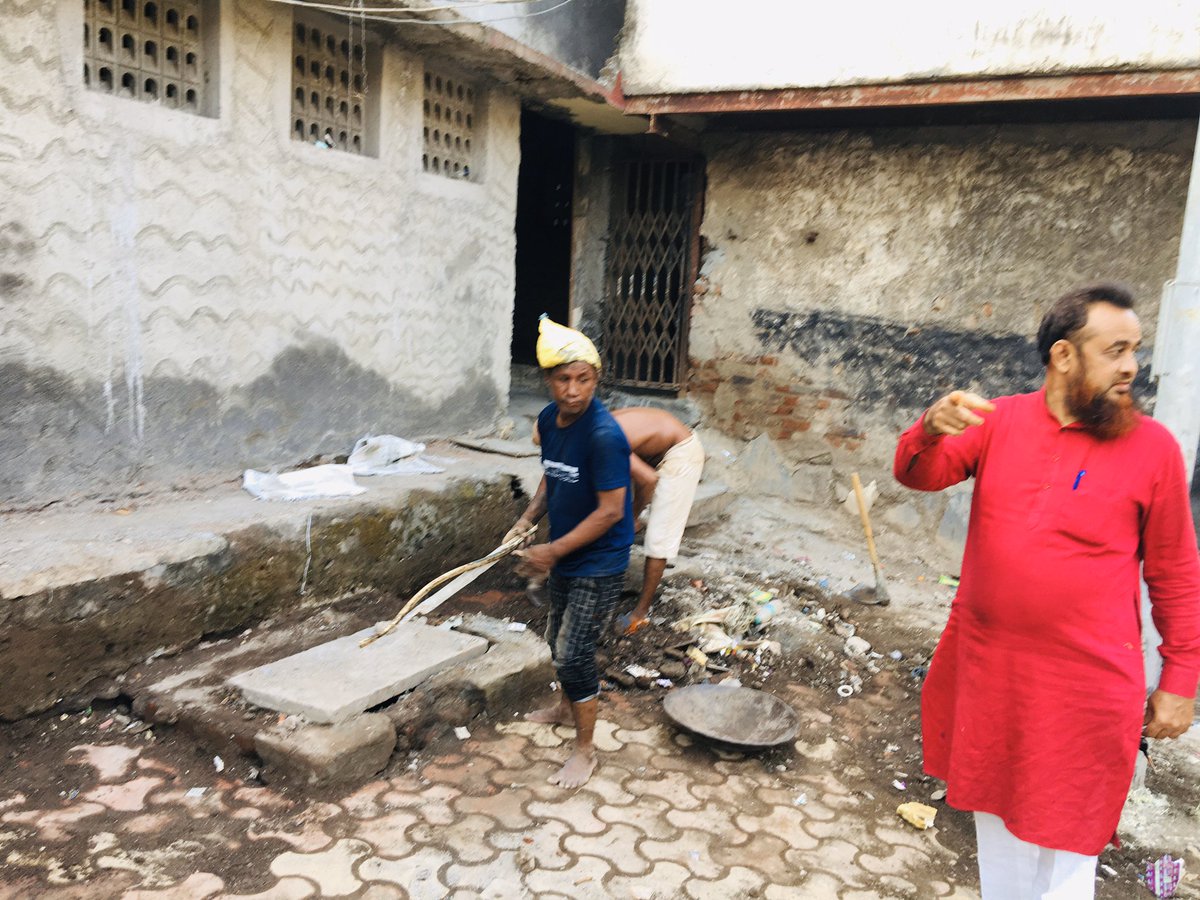 BawaMiya's tweet photo. Antophill kalpak state ward no. 179 yaha par bhoat Sarah raste par garbage padha tha yaha Keh log Nai  Sayyed shabbir bawa miya Ko bola Ki yaha bhot garbage  padha wah hain tho Sayed Shabbir bawa miya Nai 1 truck bhula kar shaf  karwaye apney paise sai https://t.co/VPoM4YUrSY