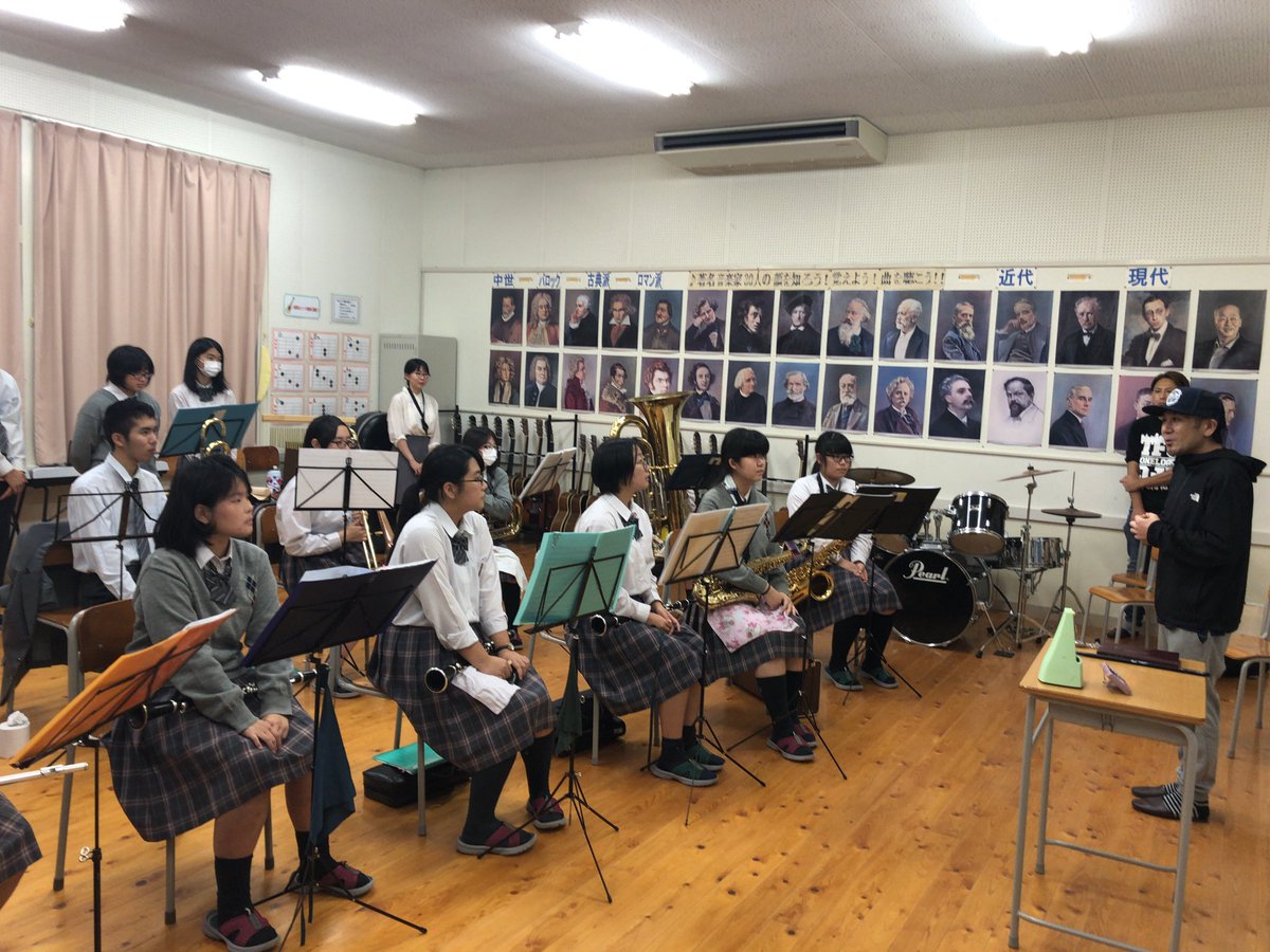 Seishin_brass's tweet photo. さあ、RISE AGAINのイベントまで、あと2日！！今日はイベントで演奏に参加する「My Home Town」の作曲をされた堤晋一さんが部員を激励に来て下さいました。そして、演奏を披露！日に日に仕上がって来ています。 https://t.co/6uLXm0bfax