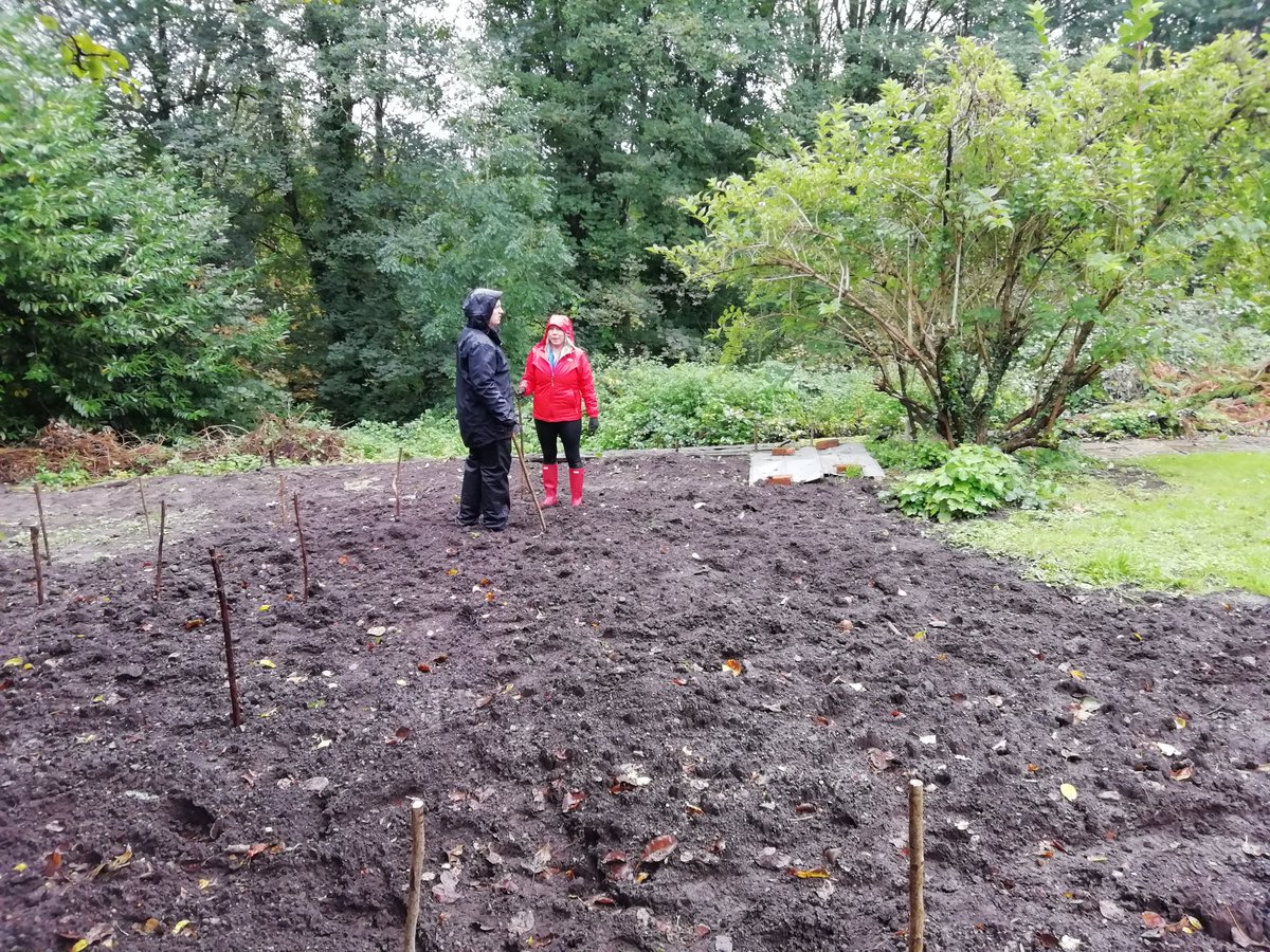 GardenCardiff's tweet image. We were so lucky with the weather! A few showers throughout the morning then at lunchtime it started POURING down. Thanks to @greeningourcity for joining the regular gardeners #rainingoutside  #autism #learningdisabilities #volunteering @InnovateTrust @wcvacymru @StFagans_Museum