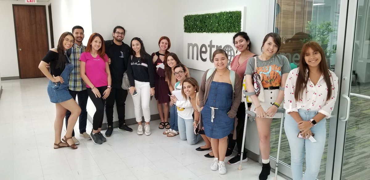 LillianEnid's tweet photo. ¡Gracias al equipo de @Metro_PR por recibirnos en su reunión editorial y explicarnos de primera mano la dinámica de crear el periódico impreso y digital! #PER430 @sagradoedu #PeriodismoEsSagrado https://t.co/KsNZG3DHGW