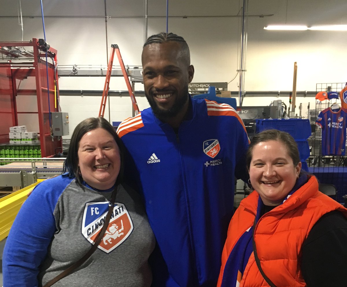 soccer_crush's tweet photo. FCC Flashback Friday to when @jessinthenati and I met the incredibly tall Kendall Waston. 😍
- B
#fccfbf #FlashbackFriday #mysoccercrush #FCCincy #ohcaptainmycaptain https://t.co/UWUNauIU57