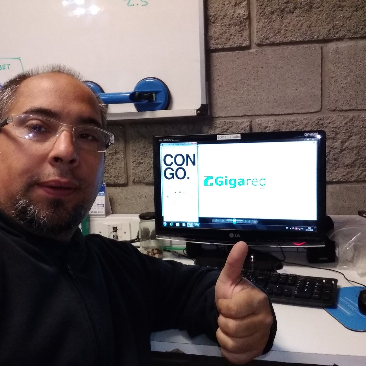 dgodoy34's tweet photo. Trabajando escuchándolos!!! @sexypipolradio #genteselfie @clementedeviaje @TomaDurrieu https://t.co/x7tFdrMmFT