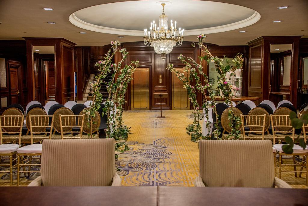El salón se prepara para recibir a los protagonistas de la noche: los novios. 
¡Celebremos juntos!