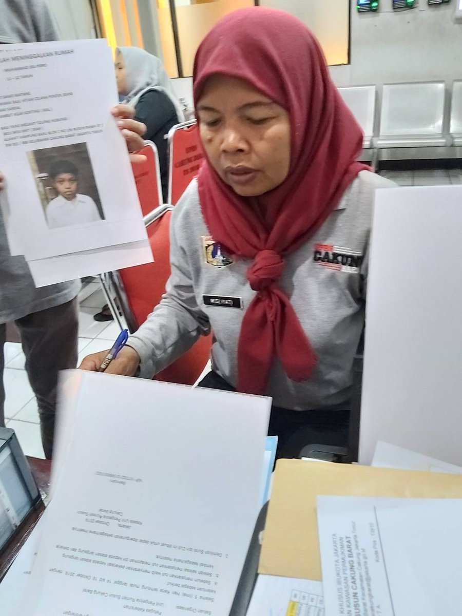 Tolong Bantu sebar yaaaaaa. Tadi ada ibu di kantor minta cuti buat nyari anaknya yg udah ilang selama sebulan. Sebulan loh huhu. Dia udah lapor polisi tapi polisi gak ada tindakan apa-apa katanya. Tolong retweet dan sebarin. Ibinya cleaning service di kantorku. Sedih bgt huhu