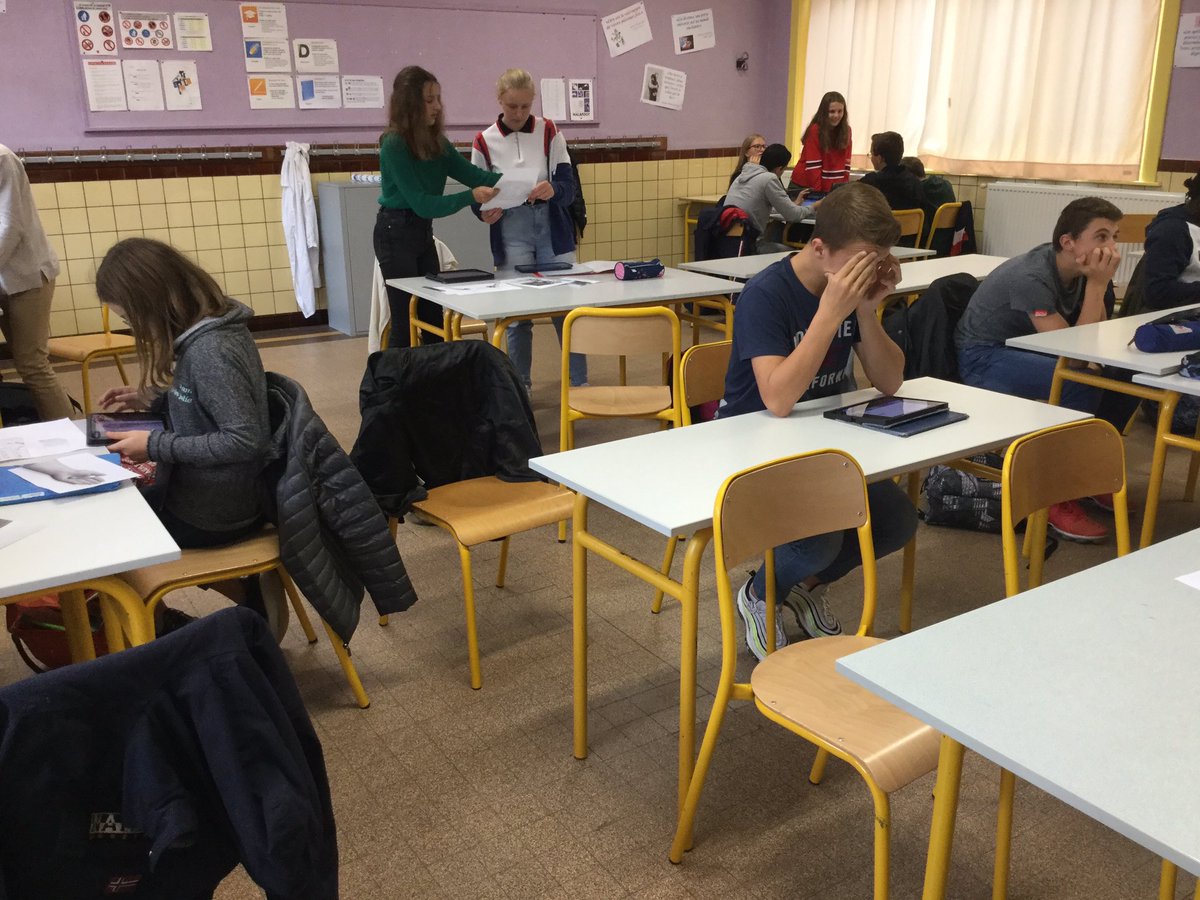 Tout le monde bosse dur pour le jour tant attendu, le Lundi 14 Octobre. Venez nombreux lire l’histoire de #liz1 et les autres 😉#rivercastle @SolenneHernandz