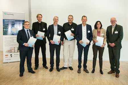 CRISP_DA's tweet photo. Kryptografie für das Auto der Zukunft: Dr. Michael Meister, @BMBF_Bund überreichte heute am @FraunhoferSIT den Bewilligungsbescheid für das Projekt #QuantumRISC. 
Mehr zum Projekt: https://t.co/6DHMqQi5L1 https://t.co/CKRbm70J3y