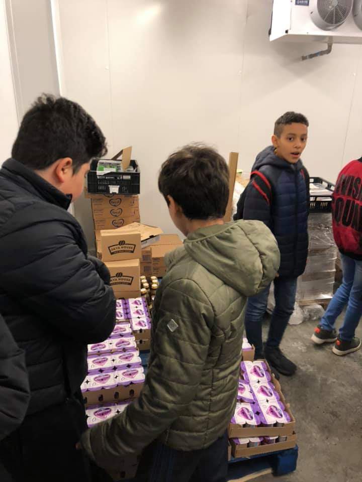 marcelhuijgens1's tweet photo. Leerlingen gr 6-7-8 van OBS De Fonkel naar de voedselbank tijdens #IMCbasis. Burgerschapsonderwijs op en top. Misschien iets belangrijker dan het Wilhelmus zingen? https://t.co/VJ4YtNWFTF