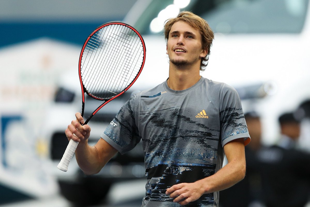ATPTour_ES's tweet photo. Gran victoria para @AlexZverev 💪

El No. 6 ha ganado a @rogerfederer 6-3 6-7 6-3 para alcanzar las semifinales en @SH_RolexMasters. https://t.co/LHzey02tFm