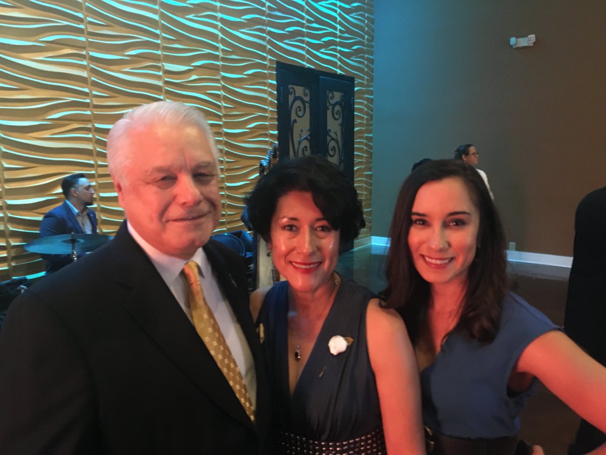 ESTPEPE's tweet photo. Congratulations Lupita for your Latina Living Legend Award by @DFWH100 Well-deserved recognition for all that you do for your community! @EHNDallasTX @ParentStepAhead @LATINAStyleMag #DFW100 #WomenWhoInfluence #MejorContigo #TeamWalmart Photo by @mabnwa https://t.co/alJQKjmwdp
