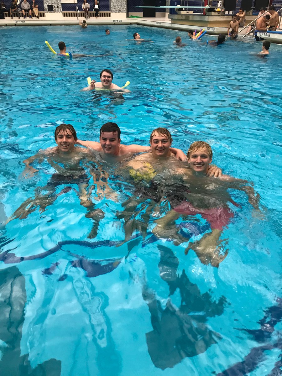 zeelandlinks's tweet photo. Shooting hoops, jumping off diving boards, and floating in the pool made for a stress free hour in Unified PE! https://t.co/CKyybir0B5