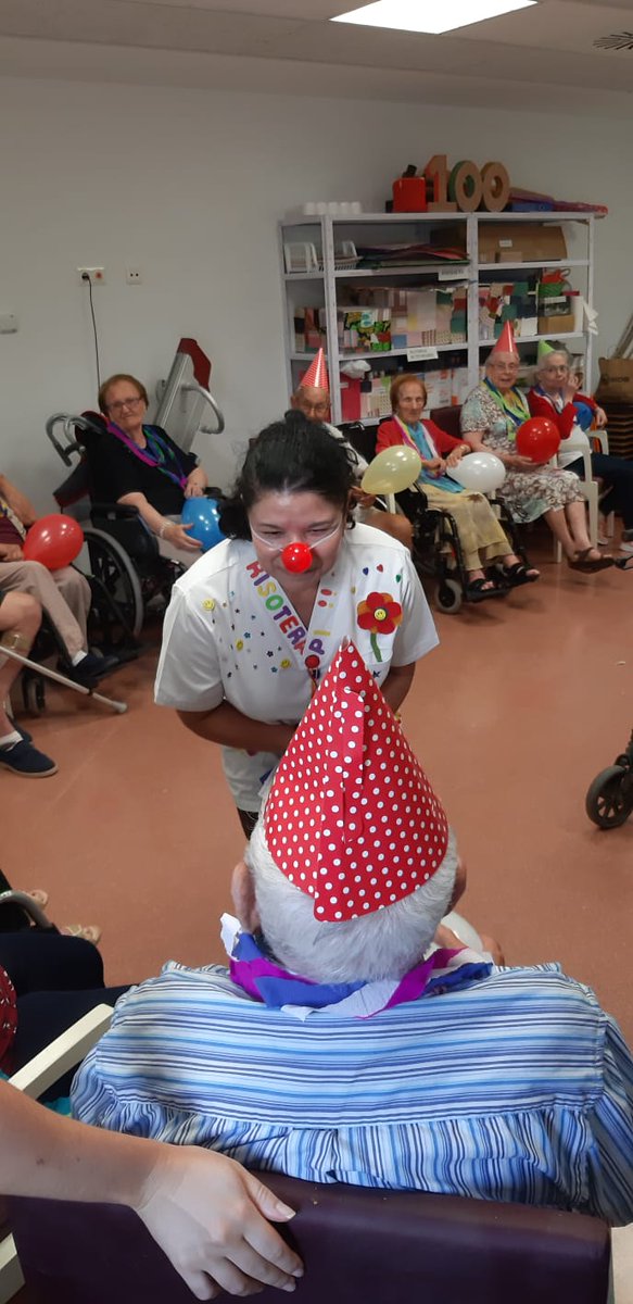 caritasmallorca's tweet image. Taller de risoterapia😁 a la Residència V de #Pollença, una activitat diferent, amb efectes positius per la salut dels nostres majors👩‍🦳👨‍🦳. Una activitat impartida per una voluntària de Càritas Pollença i que varen gaudir els residents d’aquest espai
