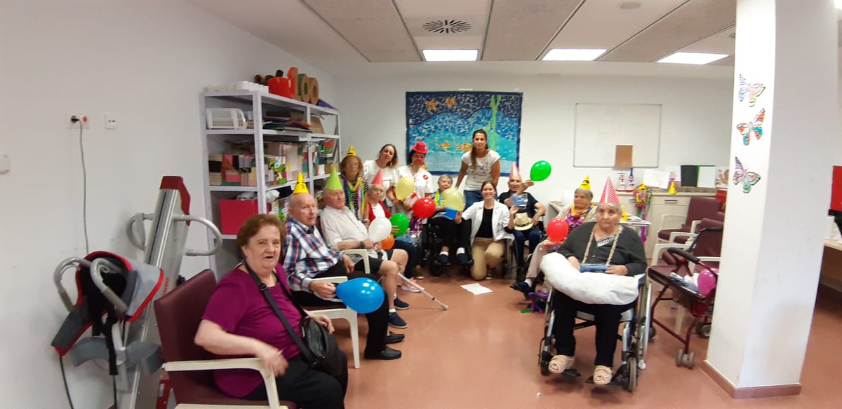 caritasmallorca's tweet image. Taller de risoterapia😁 a la Residència V de #Pollença, una activitat diferent, amb efectes positius per la salut dels nostres majors👩‍🦳👨‍🦳. Una activitat impartida per una voluntària de Càritas Pollença i que varen gaudir els residents d’aquest espai