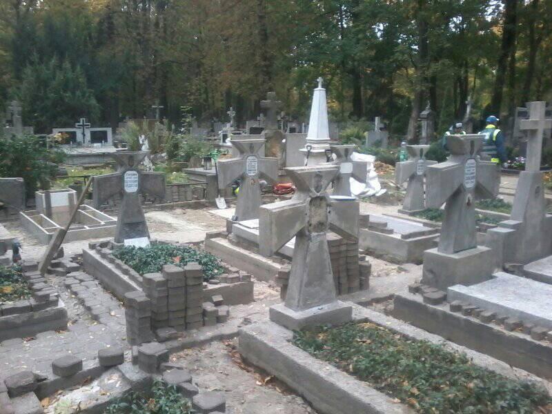 Na cmentarzu prawosławnym w Warszawie, na Woli rozpoczęto
rekonstrukcję zniszczonych elementów grobów żołnierzy armii Ukraińskiej
Republiki Ludowej. Odnowione zostaną głównie napisy i zdjęcia nagrobne,
powstanie też nowy chodnik.