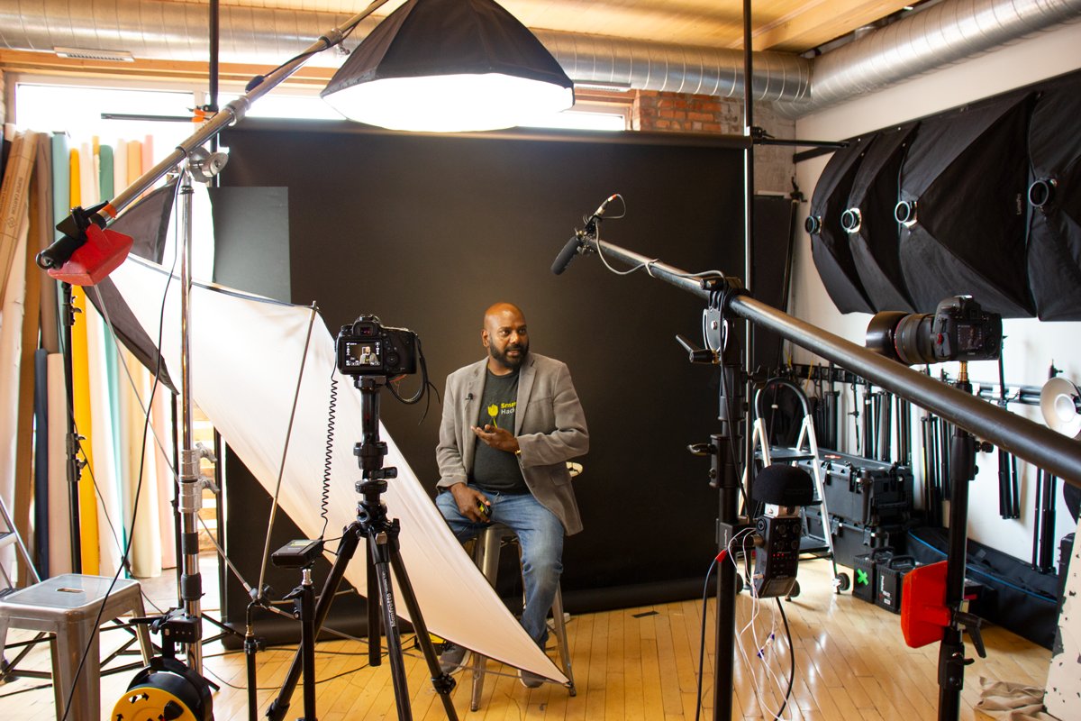 MAVEN777's tweet photo. Here's some behind the scenes images from the video shoot for Maven's new Chip Team Video. It was a lot of fun to shoot and great to work with such talented people including Matt Reese Photography and Kow Abundant. Watch the video here https://t.co/3oDRHT2m66  #restaurantsupport https://t.co/L89Cct1Ng2
