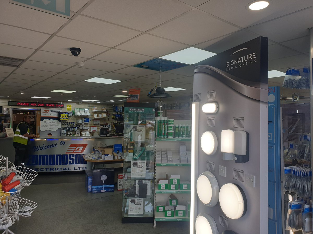 SignatureLED's tweet image. New display installed in Edmundson Electrical Widnes. They have our full range of products on the shelves so if you are looking for quality #LED #Lighting products that you can rely on call in and pick yours up today. 
#lifeilluminated