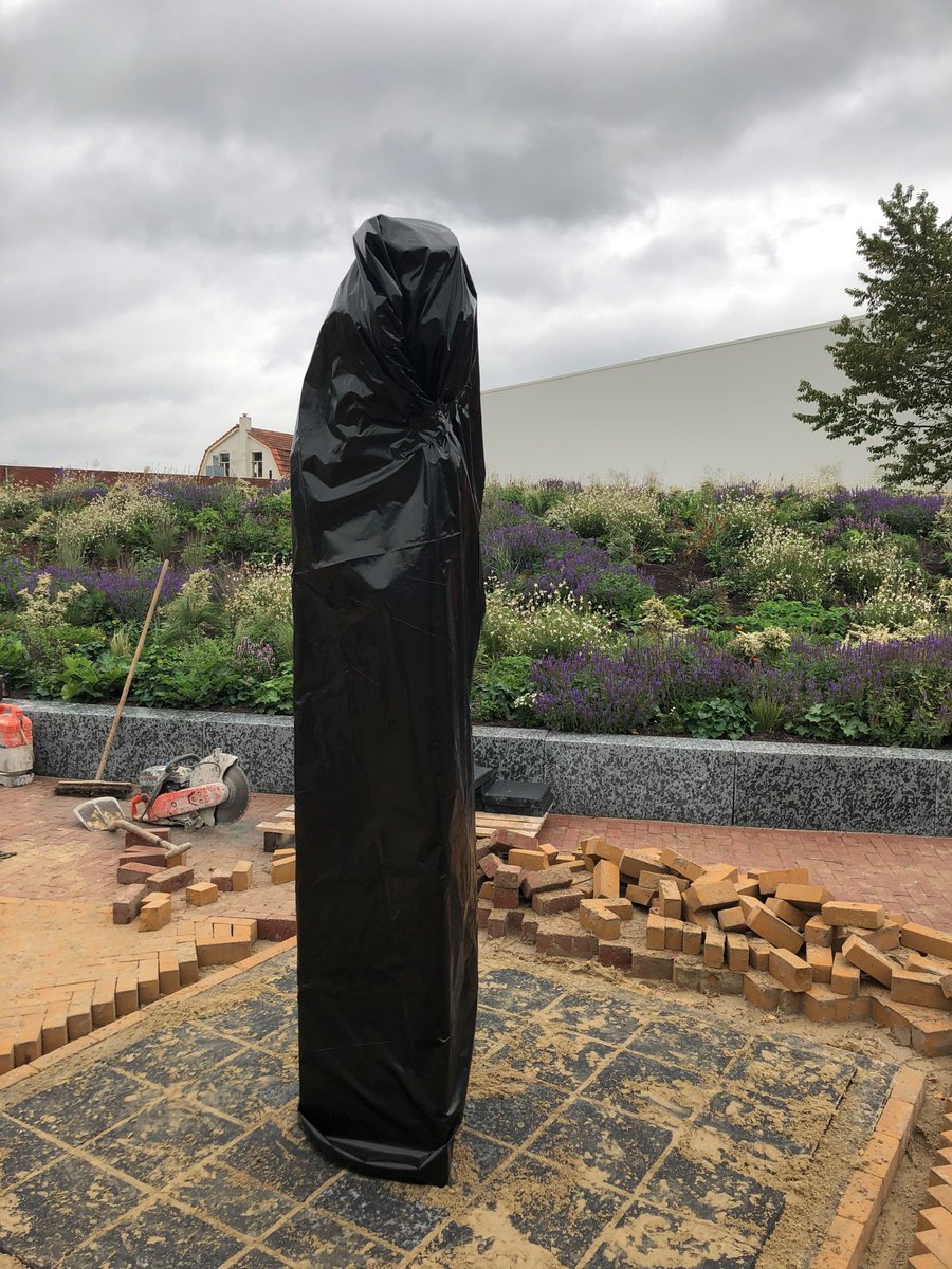 De nieuwe jaarpaal van het #Wereldtijdpad op het Stationsplein van #Holten, klaar voor de onthulling. Die vindt plaats op zaterdag 12 oktober om 16.30 uur. De sculptuur is ontworpen door de Deventer kunstenaar Harro van Aalderen.
