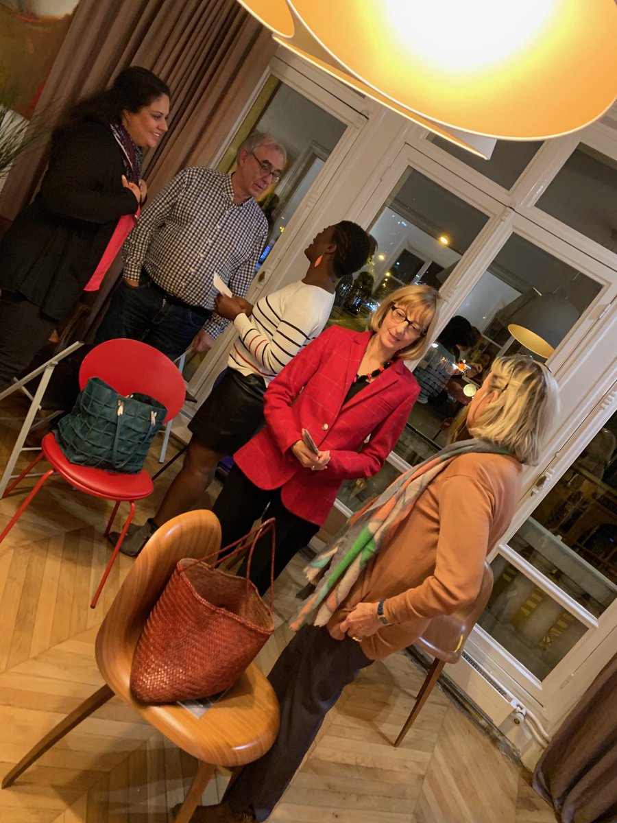 Fincoachlehub's tweet photo. #Fincoach le club hier soir avec @annedelaroussiere #galeriearcturus https://t.co/lcEpISJVQl