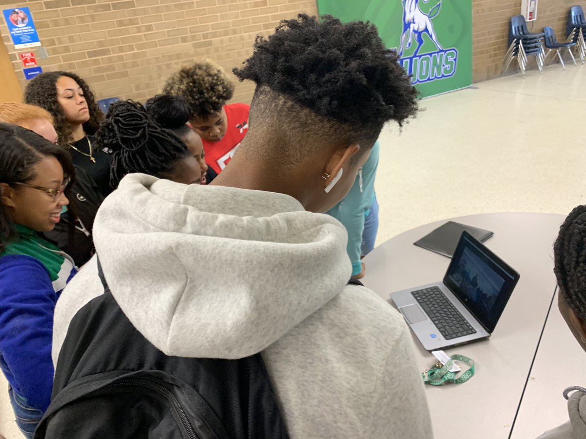 RachelLee0625's tweet photo. We couldnt make it over to Green Run Elementary so we had a Zoom meeting with the kids. https://t.co/giZ4n2CQK4