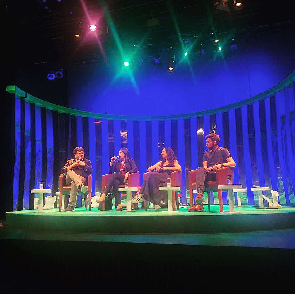 Anoche tuvimos foro post función con <a href="/mphermosilla/">María Paz Hermosilla</a> de <a href="/GoblabUAI/">GobLab UAI</a> en <a href="/TeatroMori/">MORI</a> junto a <a href="/i_stevenson/">Isidora Stevenson</a> <a href="/panchokrebs/">Pancho Krebs</a> e <a href="/Ibacache/">Javier Ibacache</a> y hablamos de #Réplica #BigData e #InteligenciaArtificial con el público del #FestivaldelaCiencia de <a href="/min_ciencia/">Ministerio de Ciencia</a> 🤖