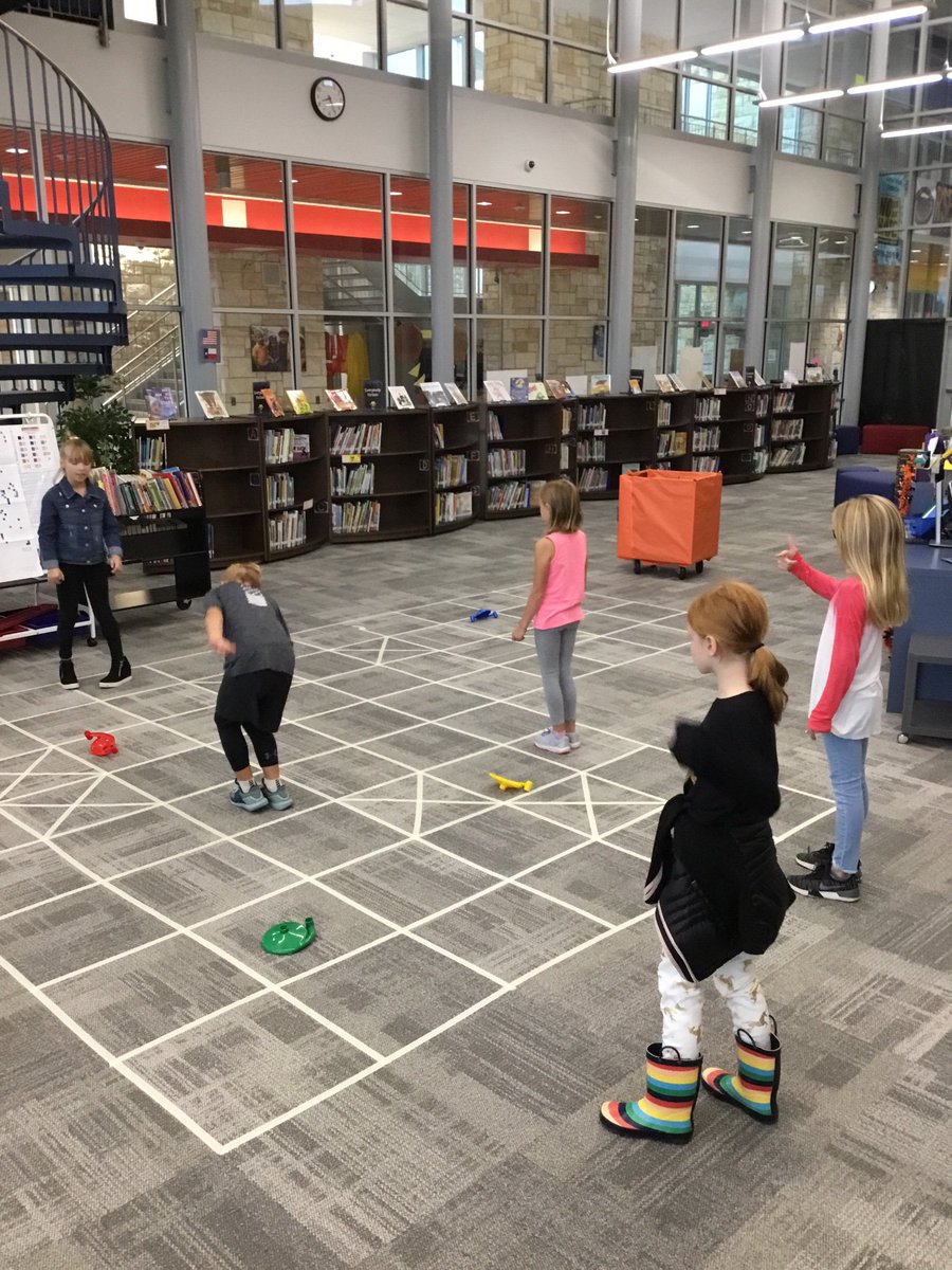 RSESlibrary's tweet image. #techlesscoding is going strong @rancho_panthers! @ms_bahr is having a blast! @DashanddotNL are driving through a maze! @