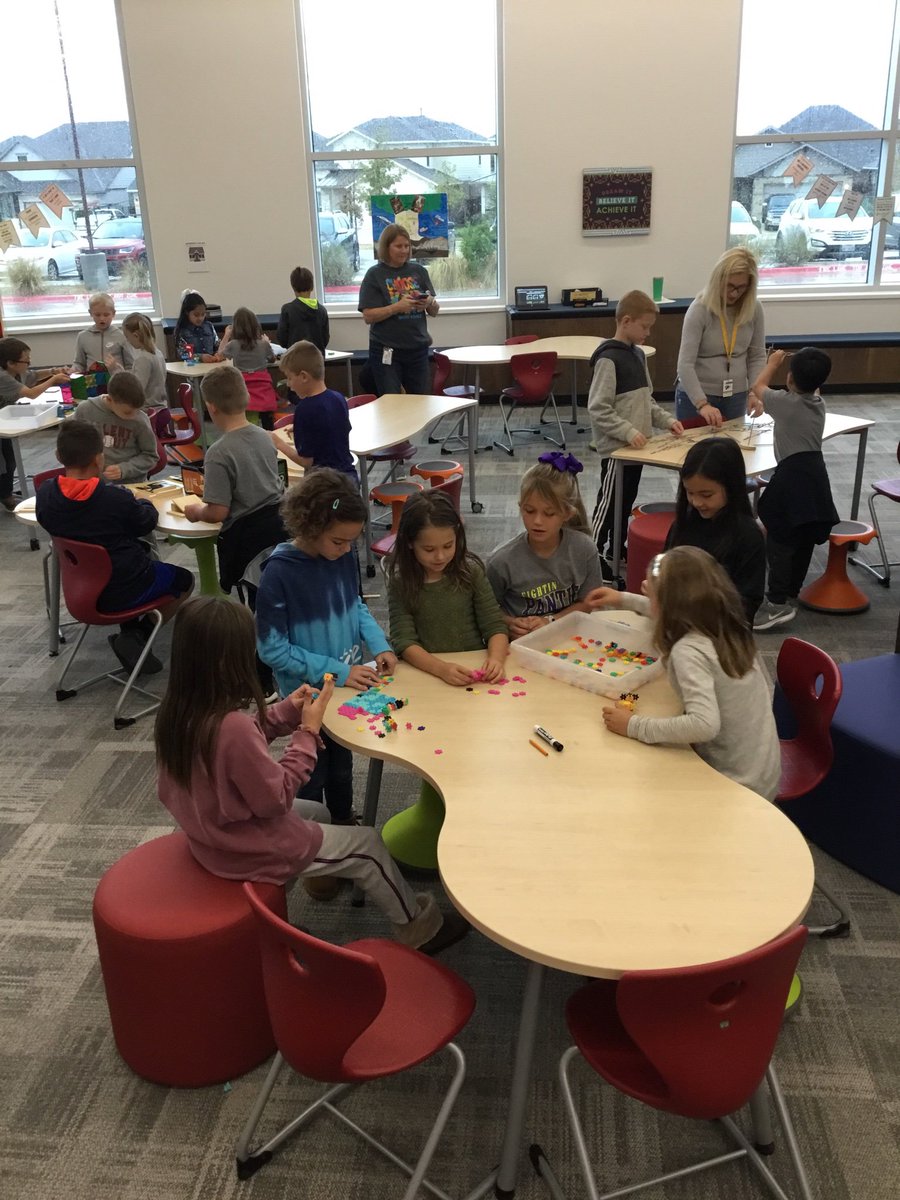 RSESlibrary's tweet image. #techlesscoding is going strong @rancho_panthers! @ms_bahr is having a blast! @DashanddotNL are driving through a maze! @