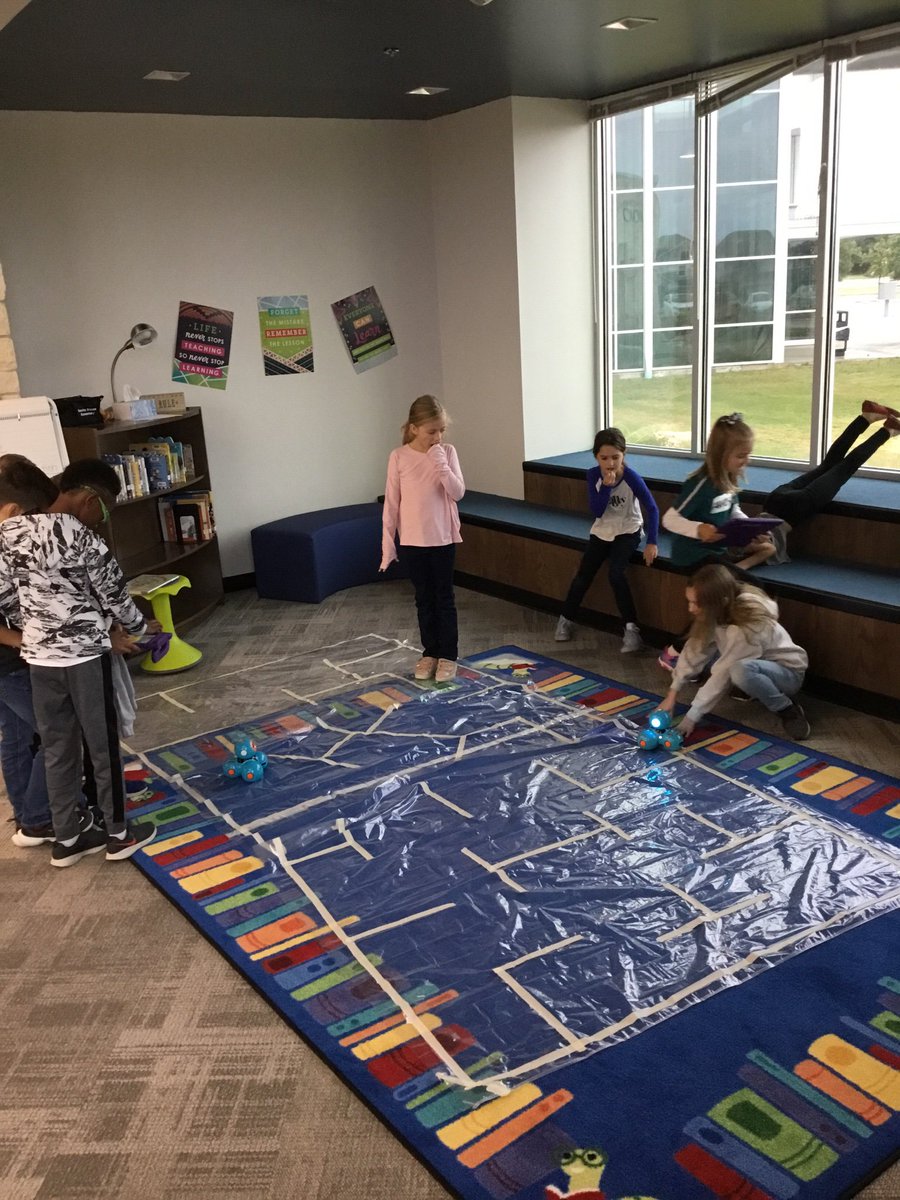 RSESlibrary's tweet image. #techlesscoding is going strong @rancho_panthers! @ms_bahr is having a blast! @DashanddotNL are driving through a maze! @