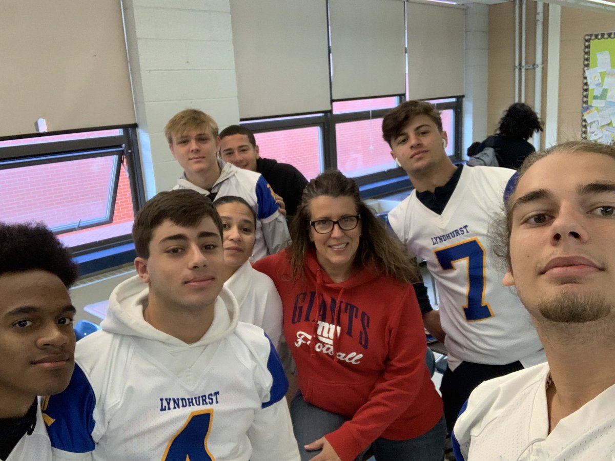 LHSartyrbkteach's tweet photo. Homeroom 117...it’s Freedom Friday so we wear red, white &amp; blue 🇺🇸...or maybe some white &amp; blue (and gold!) when you have a lot of football players in the house!! #freedomfriday #itsgameday #WeAreLyndhurst #foreveragoldenbear 🇺🇸💛🐻💙#@LyndhurstFB @LHSStudentServ https://t.co/nzpAJlfBXz