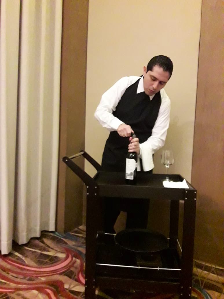 ASM_Peninsula's tweet photo. ¡Así fue la prueba final de servicio del #DiplomadoEnVino #Cancun con nuestros futuros #Sommeliers ! 🍷 #ASMCancun https://t.co/dse8D1CUAK