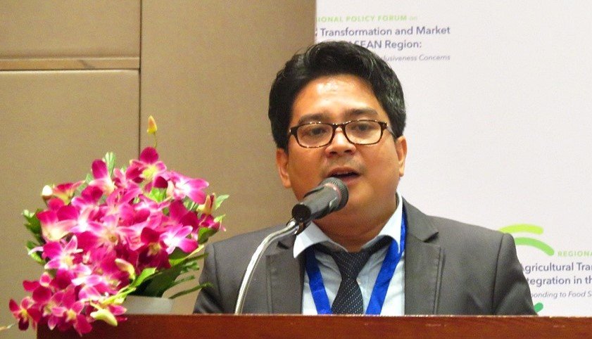 FSCHohenheim's tweet photo. Dr. Pedcris M. Orencio, the Head of R&amp;D at @SEARCA , Philippines, will give a presentation on Enablers of Inclusive and #Sustainable_Agricultural Value Chains, at #WorldFoodDay Colloquium 2019 (#WFDC19).

#FSC #DAAD  #FoodSecurity #ClimateChange https://t.co/eaiOnwably