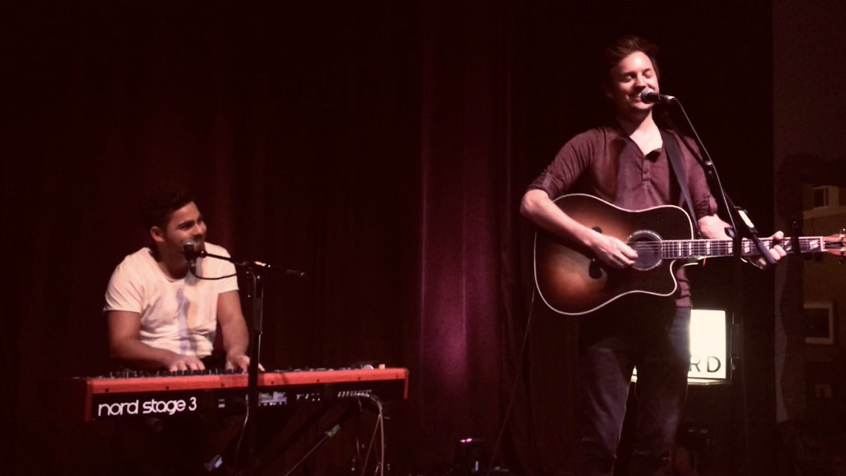 DolphiNBerliN8's tweet photo. 🎶❤️🎶 VIELEN DANK für diesen MEGA schönen Abend !!! Wir hatten so viel Spaß !!! 🎶❤️🎶 #Berlin #Prachtwerk #NickHoward #comebacksoon !!! ⁦@nickhowardmusic⁩ ☺️ https://t.co/xasiSxClxy